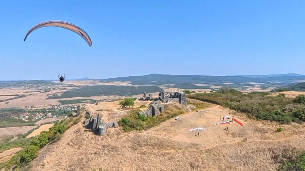 Siklóernyős repül a csobánci várrom és a Tapolcai-medence fölött